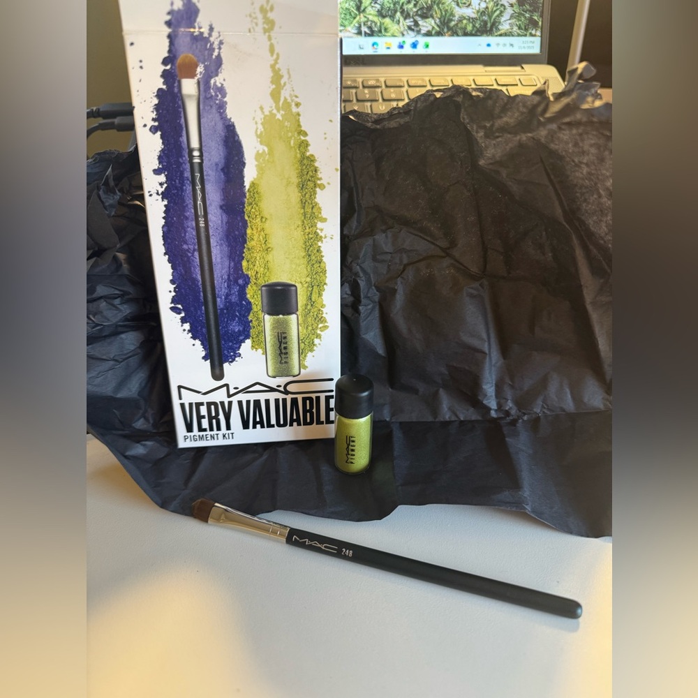 MAC Cosmetics Very Valuable Pigment Kit - Brush and pigment pot